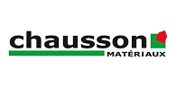 Logo Chausson Matériaux: texte noir 'chausson' souligné d'une barre verte avec 'MATÉRIAUX' et un pictogramme rouge abstrait.