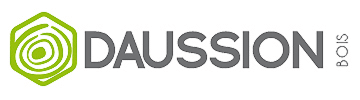 Logo Daussion Bois : hexagone vert stylisé avec motif de cernes de bois, texte "DAUSSION" gris et "Bois" vertical.